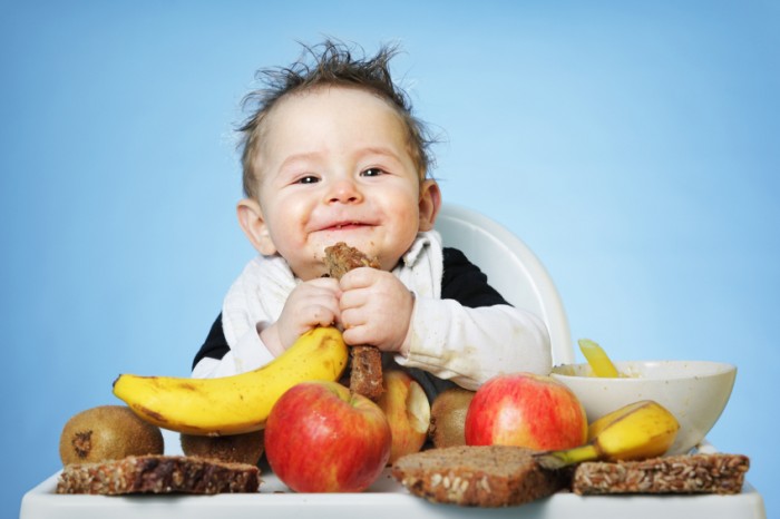 Trẻ con dưới 2 tuổi chưa mọc răng để có thể nhai đồ cứng thì đừng nên ăn hạt điều rang muối